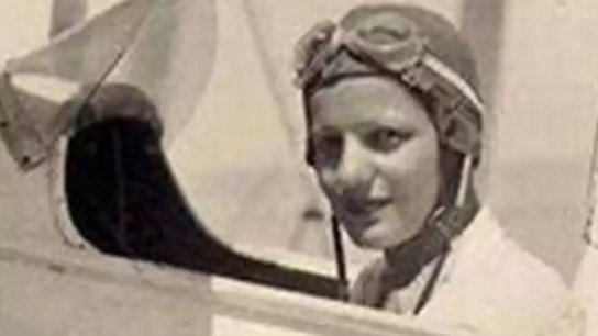 أول امرأة عربية تقود طائرة: كابتن طيار لطفية النادي
