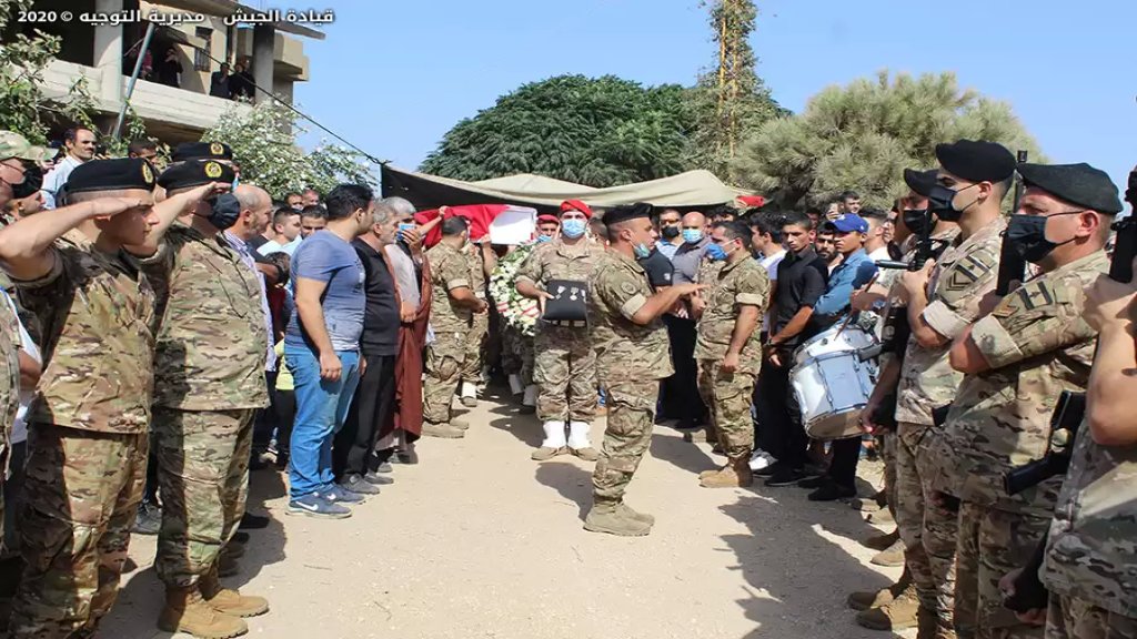 بالصور/ قيادة الجيش وأهالي بلدة قشلق - عكار شيعوا العريف المجند الشهيد أحمد صقر، الذي استشهد إثر تعرّض أحد مراكز الجيش في محلة عرمان &ndash; المنية لاعتداء إرهابي