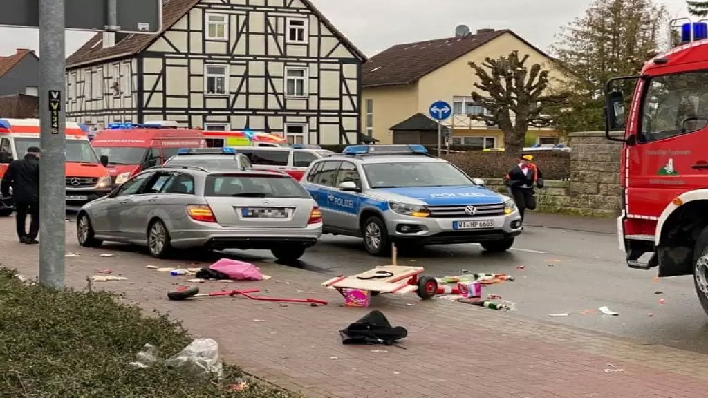 بالصور/ توجه نحو المارة ودهسهم...قتيلان و10 جرحى في حادث دهس غربي ألمانيا وإلقاء القبض على مشتبه به