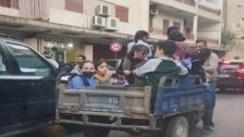 صورة تعكس واقعاً أليماً.. طلاب لبنان يذهبون إلى مدارسهم في صندوق قاطرة مخصصة لنقل البضائع!