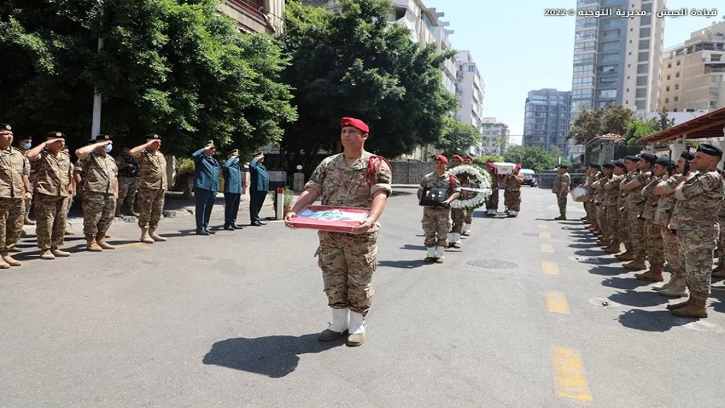 بالصور/ قيادة  الجيش وأهالي الغبيري شيعوا الرقيب الشهيد محمد الحسيني.. تعرض لإطلاق نار أثناء اشتباكات مع مهربين عند الحدود الشمالية