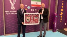 بالصور/ رئيس المنتخب الإيراني يقدم سجادة لمدير المنتخب الأميركي