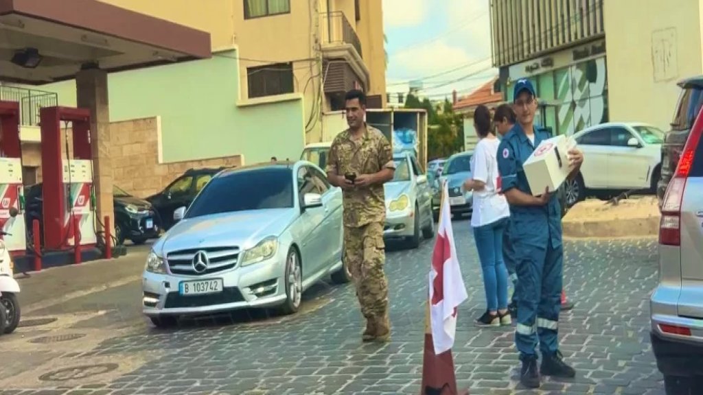 صورة بكل معاني الوطنية بين الجيش اللبناني والصليب الأحمر في البترون