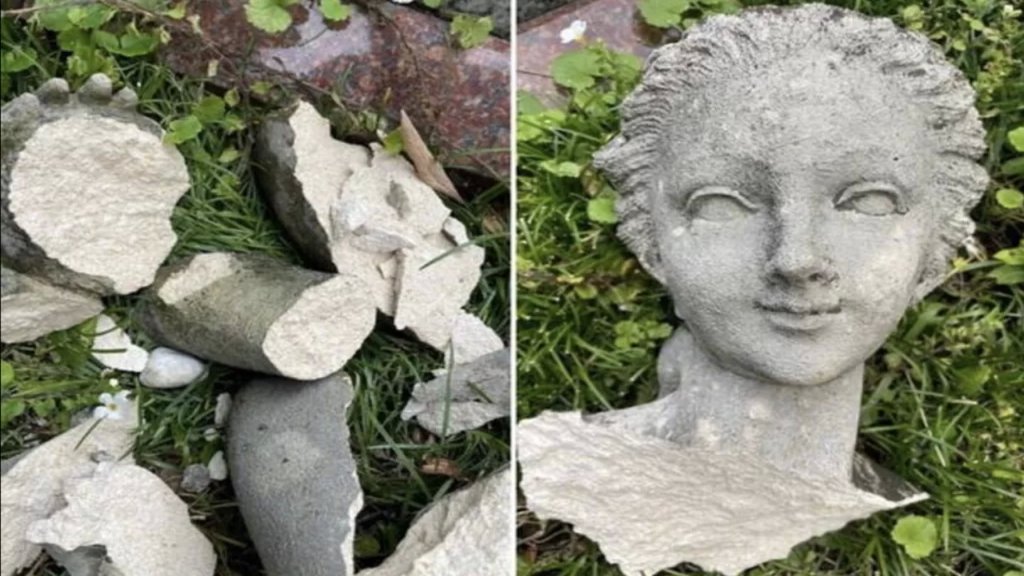 بالفيديو/ سياح يدمرون تمثالاً أثرياً في إيطاليا أثناء إلتقاط صورة:  عمره 150 عاماً وتقدر قيمته بـ200 ألف يورو