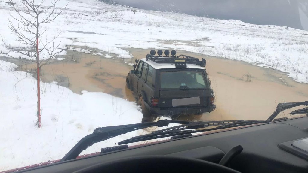 الدفاع المدني يسحب سيارة رباعية الدفع كانت قد انزلقت بجانب بحيرة زراعية في المغيتي/فالوغا - بعبد