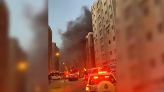 بالفيديو/ فاجعة في الكويت.. 35 قتيلًا وعشرات الإصابات بحريق في مبنى!