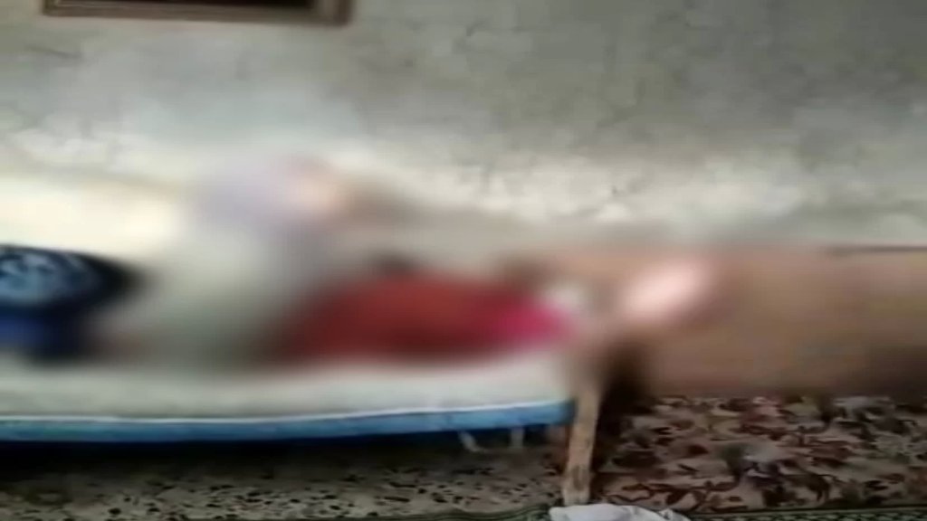 بعد إنتشار فيديو يوثق قيام شخص بجلد طفلة على قدميها... تبين أنه إلتقط في ريف إدلب