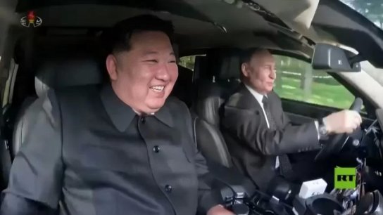 الصورة الأكثر انتشارا تظهر زعيم كوريا الشمالية وبوتين وهما يتبادلان قيادة سيارة "آوروس"