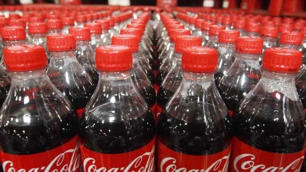 لوجود مادة كيميائية خطيرة.. سحب مشروب لشركة كوكا كولا من الأسواق الفرنسية!
