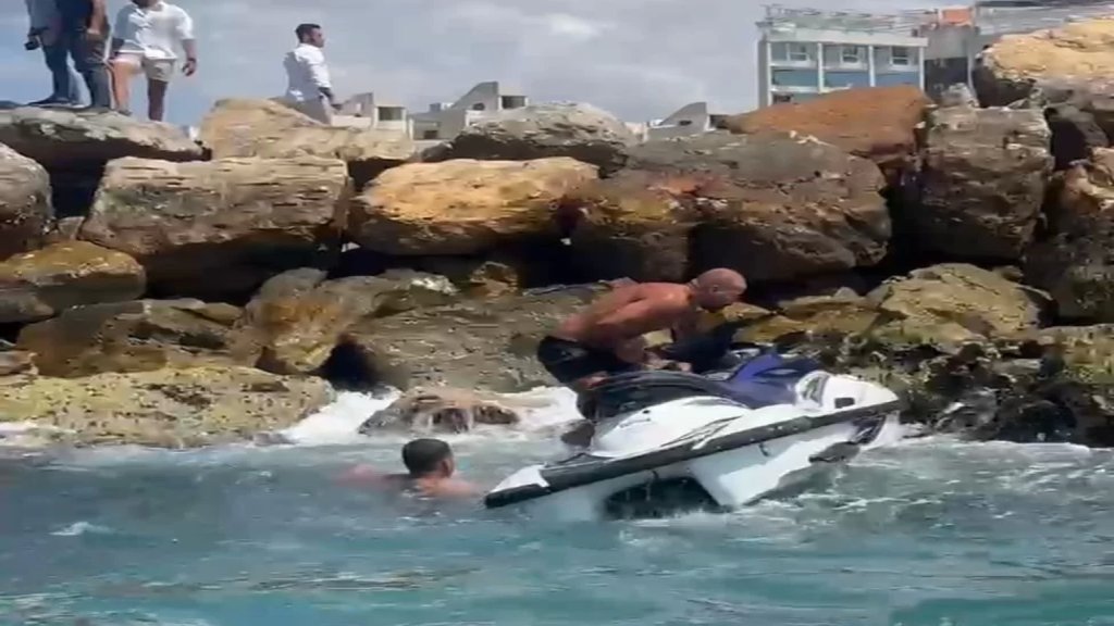 بالصور/ &quot;حادث بحري&quot;... الدفاع المدني ينقذ شابين كانا على متن دراجة مائية Jet ski اصطدمت بفاصل صخري مقابل شاطئ البترون