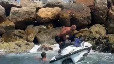 بالصور/ &quot;حادث بحري&quot;... الدفاع المدني ينقذ شابين كانا على متن دراجة مائية Jet ski اصطدمت بفاصل صخري مقابل شاطئ البترون