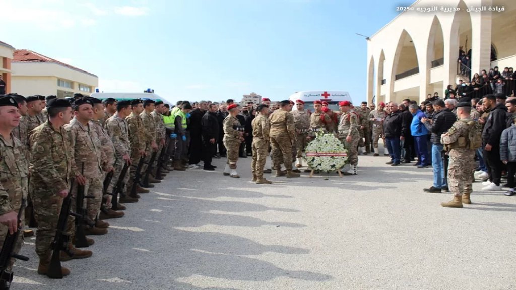 بالصور/ قيادة الجيش وأهالي بلدة جبال البطم شيّعوا الرقيب الشهـ... إبراهيم مهنا الذي ارتقى جراء انقلاب ملالة في منطقة حداتا &ndash; بنت جبيل أمس، بحضور حشد من المواطنين والعسكريين.