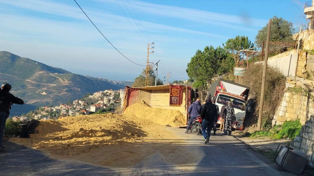 بالصور/ انقلاب شاحنة تحمل كمية من الرمل على طريق كفرحيم 